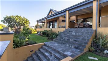 MODERN & SPACIOUS MAIN HOUSE + 2 GARDEN COTTAGES WITH SPECTACULAR VIEWS