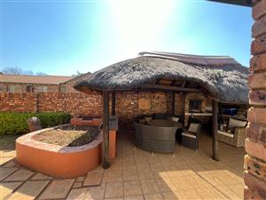 Townhouse For Sale in Die Hoewes