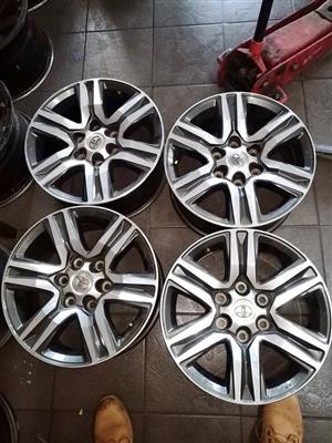 17inch Toyota Hilux/Fortuner original mags set