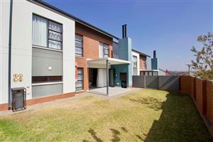 Townhouse For Sale in Rooihuiskraal North