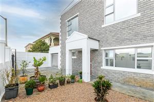 House For Sale in Grassy Park