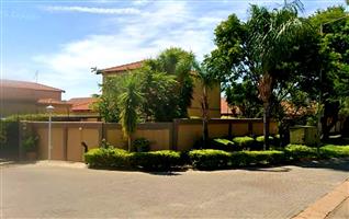 Modern 4 bedroom Townhouse with Recreation room, Pool and Trampoline