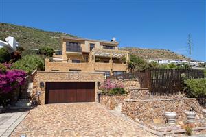 Charming 3-bedroom Freehold To Let In Scenic ,Fish Hoek – Your Perfect Coastal Retreat Awaits!