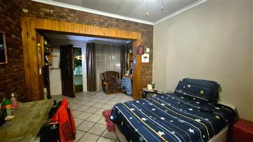 Open-Plan Bachelor Apartment in Secure Complex