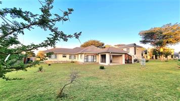 MODERN BUSHVELD ENTERTAINER’S HOME ON THE GREENBELT