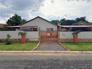 House Rental Monthly in Glen Marais Ext 1