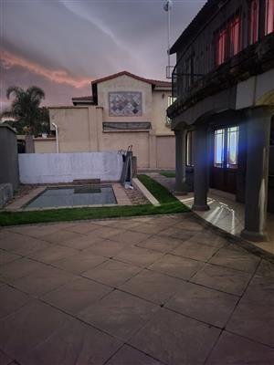 Modern townhouse for sale in Golf Estate