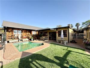 Modern 3 Bedroom House with 2 Flalets and Pool in Brenthurst