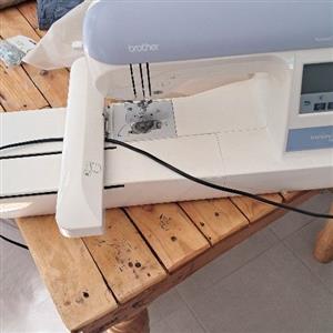 Embroidery machine for sale. Gare in gesluit.