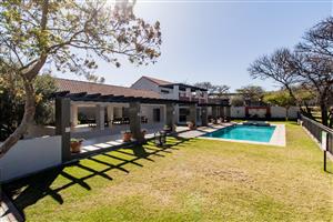 Lovely modern and bright UNFURNISHED 1 bedroom middle floor apartment In popular Cedar Lofts