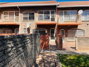 3 Bedroom Duplex For Rent in Florida Roodepoort