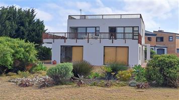 Beautiful 4 Bedroom House For Sale in Jongensfontein,