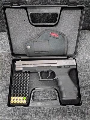 Brand new blank gun with 10 rounds and holster 