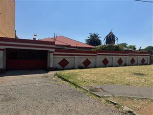Corner Stand with Investment Potential – Prime Location Near Shops & The Glen Mall!