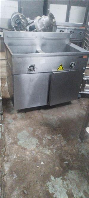 Deep fryer 2 × 20L floor standing electric fryer  model : FFA 2020