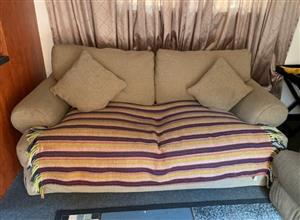 2 seater couch in good condition 