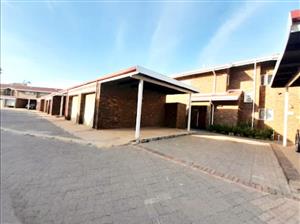Townhouse For Sale in Clayville East