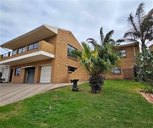  Hartenbos Beach Living | Spacious 7 Bedroom Home with Flatlets