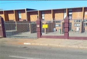 A spacious 2bedroom flat (Whole Flat) DEPOSIT REQUIRED (Alberton Southcrest)