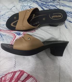 Aerosoft Sandals (Size 6) 