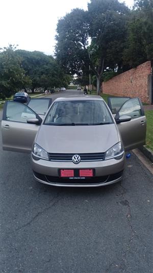 Polo Vivo 1.4L  2015 Gold color for sale. 