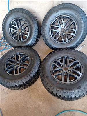 17inch Ford Raptor original mags with brand nes 285/70/17 General Grabber AT3 set 