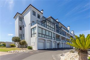 Spacious 130m2 Apartment with 36m2 Garage up for grabs in sought after Waves Edge!