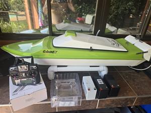 Gannet bait boat with I6 remote, 3 batteries, battery charger and boat stand