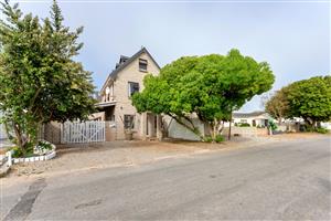 Stunning Dual-Section Property in Britannia Bay – Main House & Popular Guest House