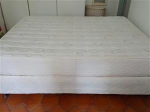 Bed Queen size - Base and mattress - Cloud nine Genessi - Pristine condition.