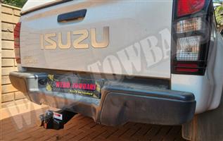 Isuzu D-Max Standard/Detachable Towbars and Standard Side Steps