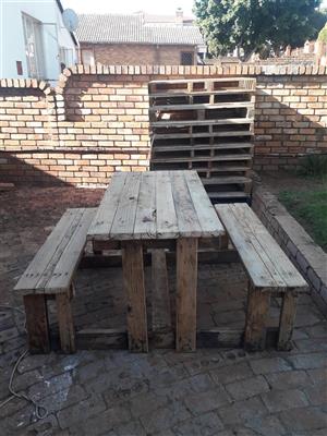 Quality benck and table. R800 phone and watsapp 0685486514
