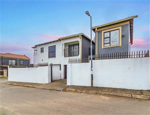 4 Bedroomed House, With Additional Space For A 5th Bedroom, For Sale In Naledi !