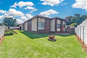 Spacious, Pristine Family Home in Prime Helderkruin Location