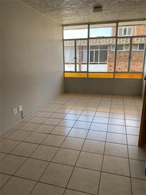 Sunny, airy, spacious 1 bedroom flat-Pretoria Moot (Kilner Park)