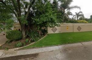 Welcome to this lovely 2 bedroom garden cottage, perfect for a single person, co