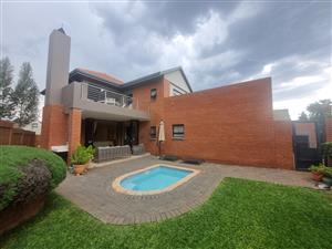 MODERN AND LUXURIOUS 4 BEDROOM DUPLEX TO RENT IN OLYMPUS - NO LOADSHEDDING!!!
