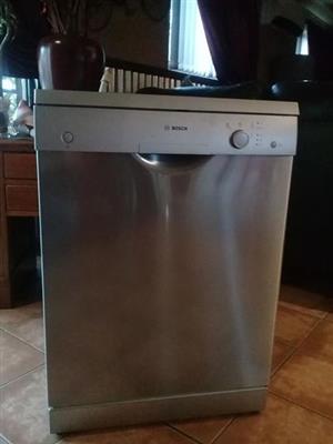 Silver metallic dishwasher in excellent condition with manual