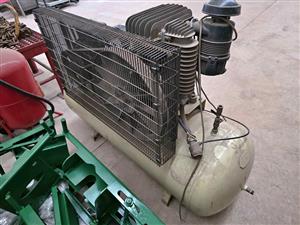 INGERSOLL RAND 270 LITRE COMPRESSOR INCLUDING SAND BLASTING POT FOR SALE. NEW PRICE NEARLY 