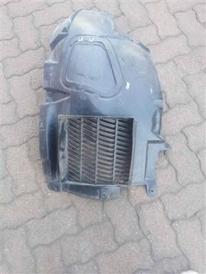 BMW M5/M6 right front fender liner