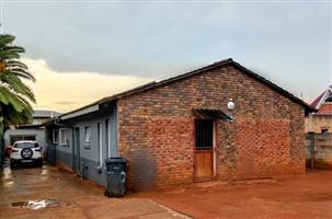 Spacious 4 Bedroom Home with 2 Flatlets and lots of space for further development!