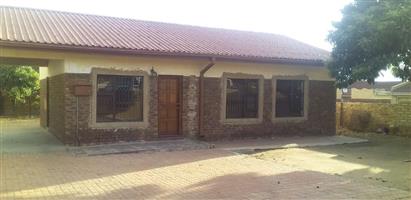 3 bedrooms house with 2 backyard bedrooms for sale Mabopane U