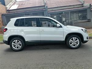 2015 TIGUAN 4MOTION TDI AUTOMATIC TRANSMISSION IN EXCELLENT CONDITION SUN ROOF REVERSE CAMERA
