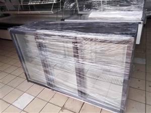 Display undercount fridge