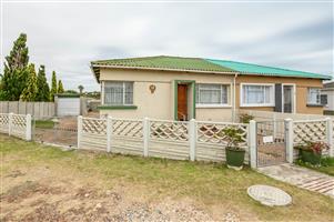 Forest Hill: Charming Family Home in Quiet Cul-de-Sac