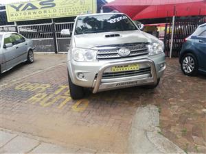 TOYOTA FORTUNER D4D (2011) Leather interior  Central locking  Power steering  Bl