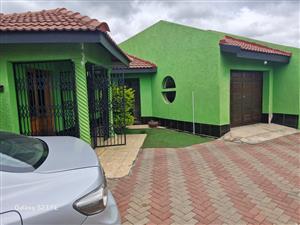 House For Sale in Rainbow Park