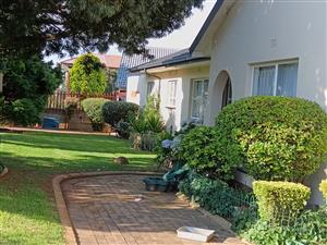 Big 6 bedroom house with swimming pool. A need to view