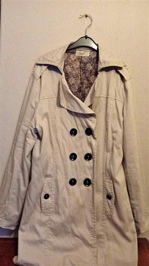 LOVELY CLASSY CREME COLOUR LADIES ALL WEATHER DOUBLE BREASTED FULLY LINED COAT WITH POCKETS - CRESTA