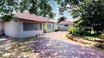 3 bedroom home set in the lush Avenues of Lambton